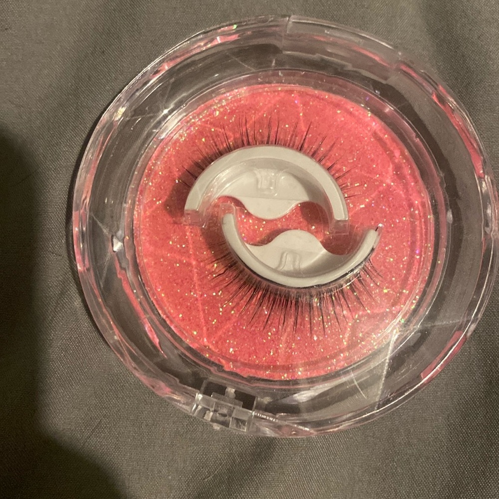 Glueless Lashes